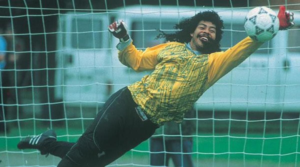 Rene Higuita trong một pha cứu bóng nổi tiếng