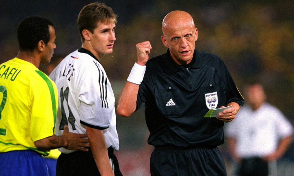 Collina bắt chính trận chung kết World Cup 2002. Ảnh: AFP.