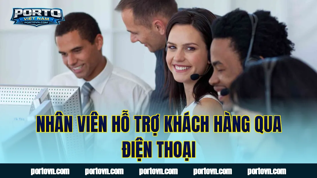 Nhân viên hỗ trợ khách hàng qua điện thoại