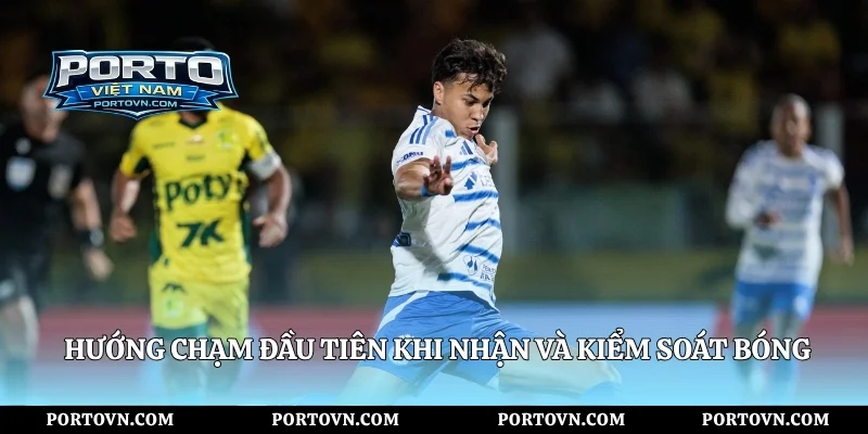 Hướng chạm đầu tiên khi nhận và kiểm soát bóng