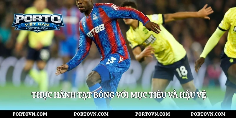 Thực hành tạt bóng với mục tiêu và hậu vệ